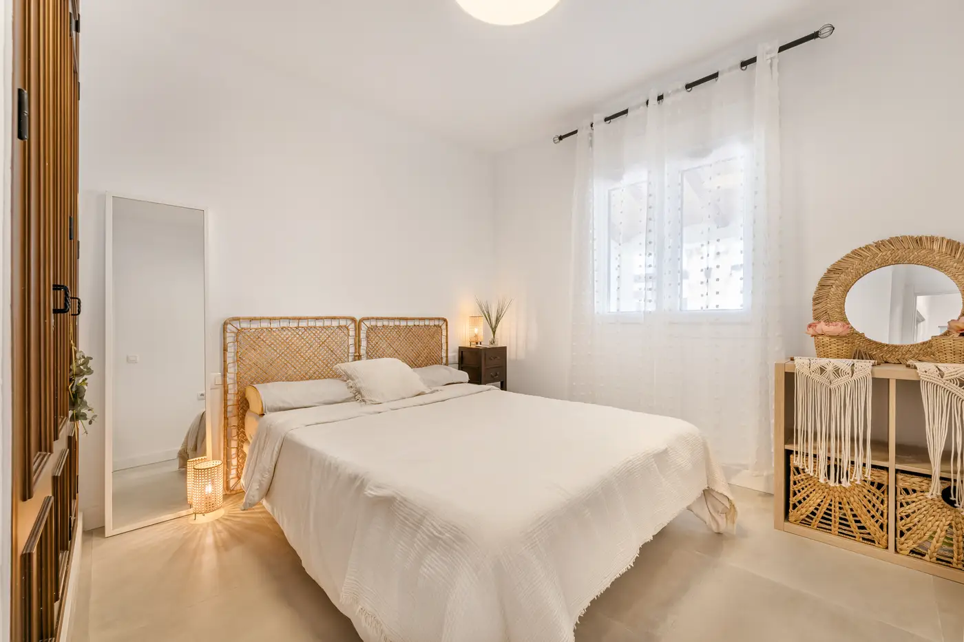 Double room with cane headboard