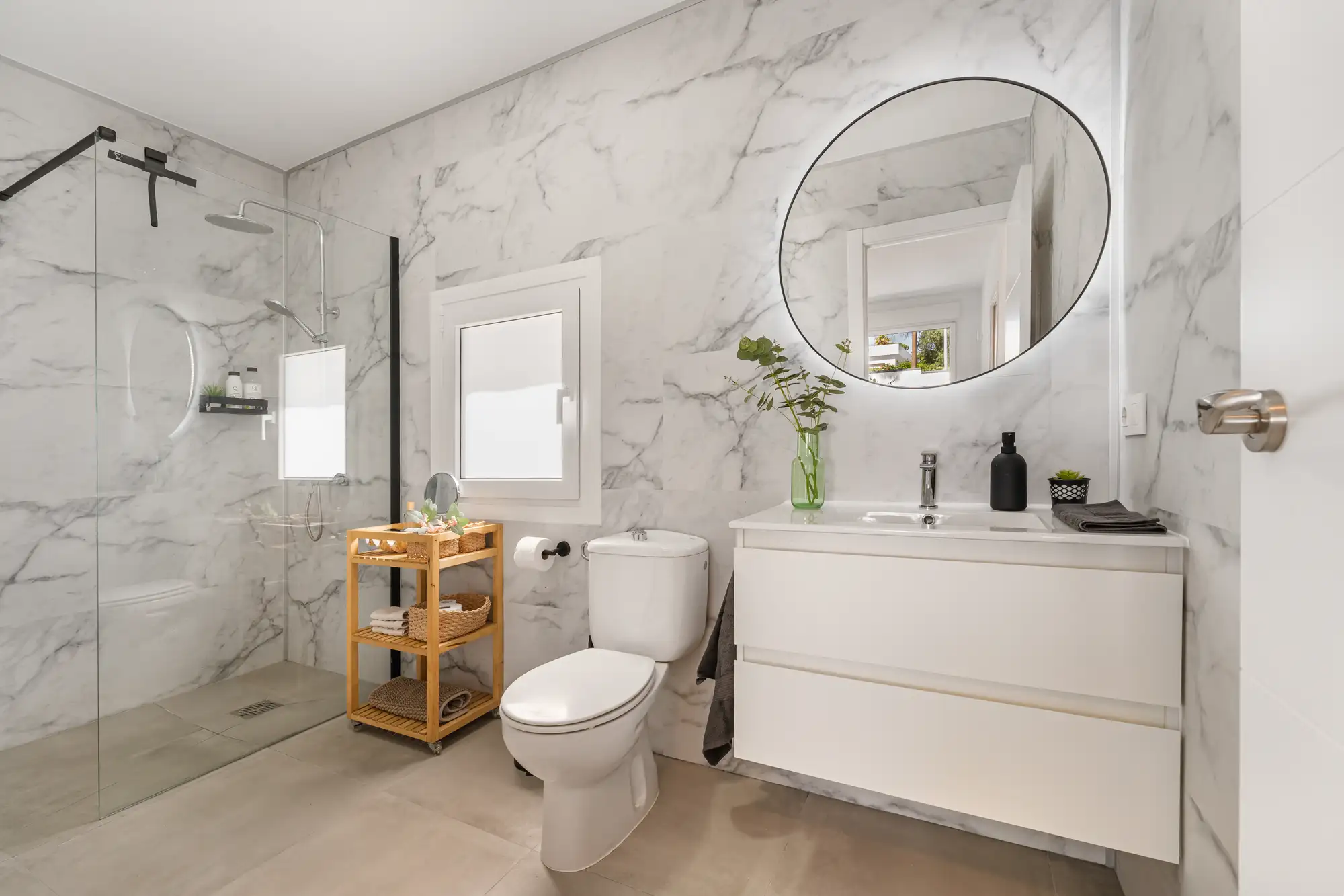 En-suite-Bad in Marmoroptik mit Walk-in-Dusche