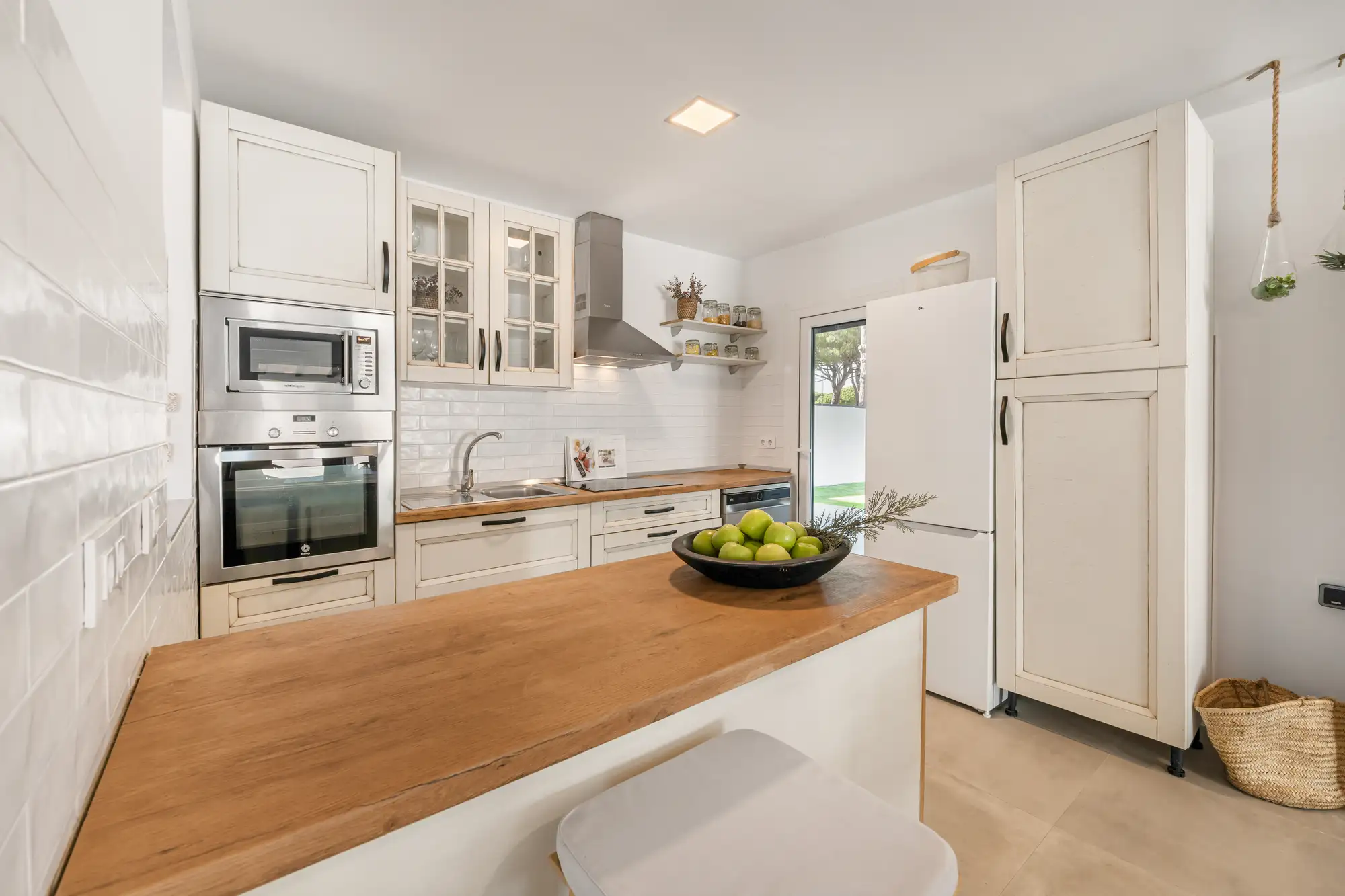 Landhausküche mit Halbinsel, Backofen und Kühlschrank